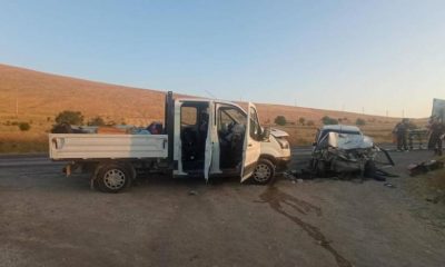 Sürücü değiştirmek isteyen kamyonete otomobil çarptı, 2 kişi öldü