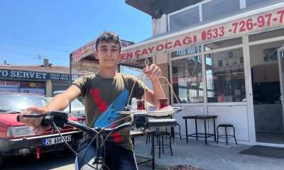 Bisiklet üzerinde günde 600 bardak çay dağıtıyor