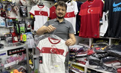 Bileti olan forma almaya koşuyor