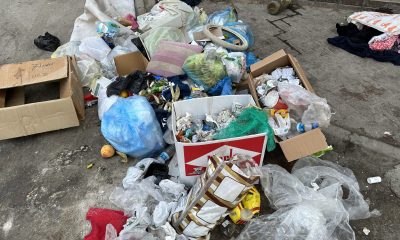 Kaldırım çöplerle kaplandı
