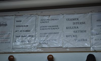 Duyduğu manalı sözlerle dükkânını süsledi