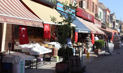 Eskişehir’de sabah erken saatlerden itibaren tüm dükkanlara Türk bayrağı asıldı