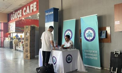 Eskişehir’e yeni ayak basan öğrencileri üniversite yetkilileri karşılıyor