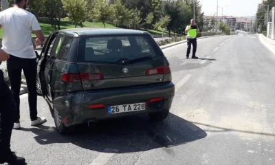 Savrulan araç tramvay durağına çarptı – Facianın eşiğinden dönüldü