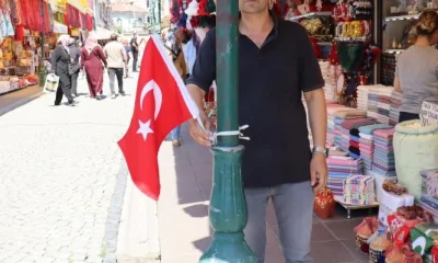 Elektrik direğine Türk bayrağı asan esnaf aldığı uyarıya şaşırdı kaldı