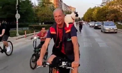 Omzunda kedisi ile bisiklete binip kutlama kortejine katıldı