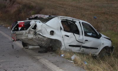 Taklalar atarak parçalanan otomobilde 3 kişi yaralandı( Video Haber)