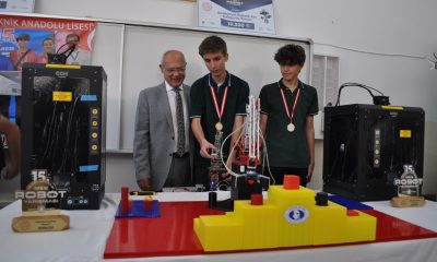 Endüstriyel Robotik Kol Kategorisi’nde dünya birincisi ve ikincisi olan öğrencilere ödül verildi
