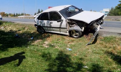 Kontrolden çıkan araç bariyerlere çarptı