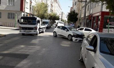 İki aracın karıştığı kazada maddi hasar oluştu