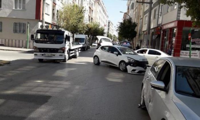 İki aracın karıştığı kazada maddi hasar oluştu