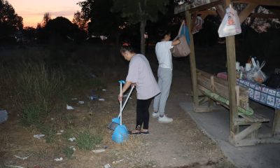 Evlerinden getirdikleri süpürge ve küreklerle temizlik yaptılar