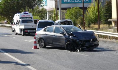Otomobil ile çarpışan araç, takla atarak park halindeki araçla çarptı(Video Haber)