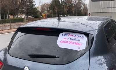 Sürücünün astığı “Çok çok acemi ve paniğim özür dilerim!” yazısı gülümsetti