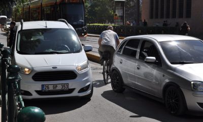 Trafiğin ters yönünden giderek canını tehlikeye attı
