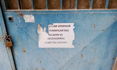 Metruk evin kapısına beddualı uyarı asıldı