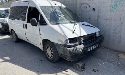 Eski eşine ait araca elindeki sopayla saldırdı