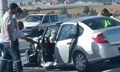 Direksiyon hakimiyetini kaybeden sürücü tramvay yolundaki direğe çarptı