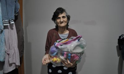 Görme engeline rağmen ördüğü şapkalar köy okullarına gidiyor