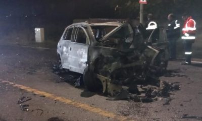 Katener direğine çarparak alev topuna dönen otomobilin sürücüsü ağır yaralandı