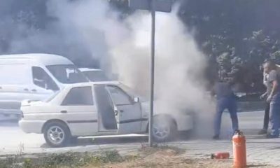 Motor kısmından alev alan otomobili vatandaşlar söndürdü (Video Haber)