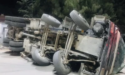 Hafriyat yüklü kamyon devrildi: 1 yaralı
