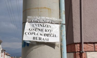 Sokakta yeterince çöp konteyneri olmayınca vatandaşalar çözümü uyarı yazısında buldu