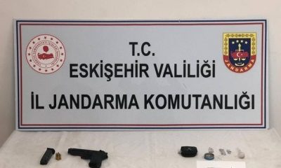 Kaza yapan aracın içinden uyuşturucu madde ve ruhsatsız tabanca çıktı