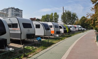 Okul çevresine park edilen karavanlar velilerin tepkisini çekti