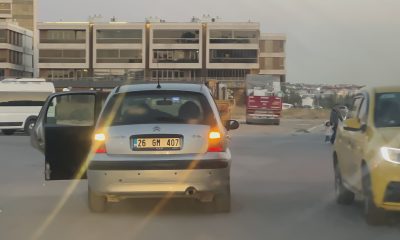 Trafikte kapısı açık seyreden sürücü pes dedirtti (Video Haber)