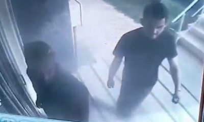 Elektronik kapı kilidinin şifresini kırarak girdikleri apartmandan ayakkabı çaldılar (Video Haber)