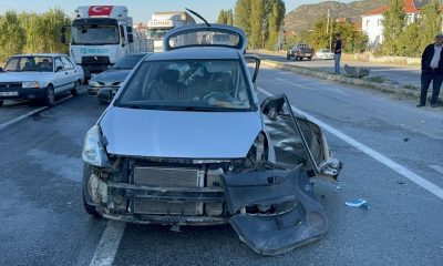 Kamyonet ile otomobilin çarpıştığı kazada 5 kişi yaralandı