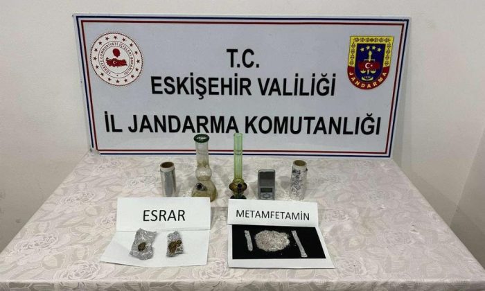 Şüpheli hareketler sergileyen şahsın poşetinde uyuşturucu madde bulundu
