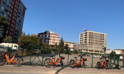 Rastgele bırakılan kiralık bisikletler kaldırımları işgal ediyor
