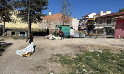 Boş arsa kağıt toplayıcılarının meskeni oldu