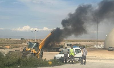 Elektrik tellerine çarpan kamyon alevlere teslim oldu