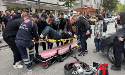 Cadde üzerinde U dönüşü yapan otomobile çarpan motosikletin sürücüsü yaralandı