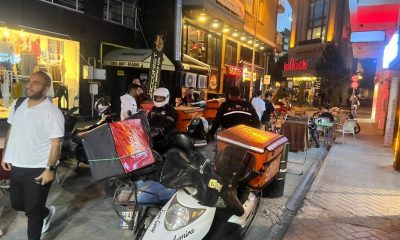 Rastgele park edilen kurye motosikletleri esnafa rahatsızlık verdi