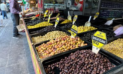 Rengârenk zeytinler tezgâhları süslüyor