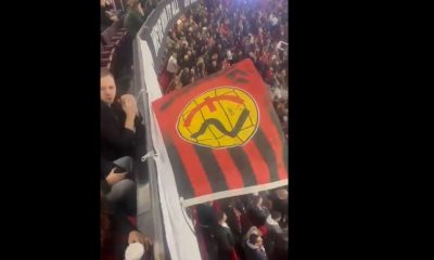Eskişehirspor bayrağı Manchester derbisinde tribünlerde dalgalandı
