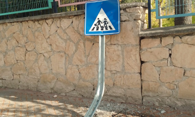Ortaokul girişindeki trafik levhasına çarptılar