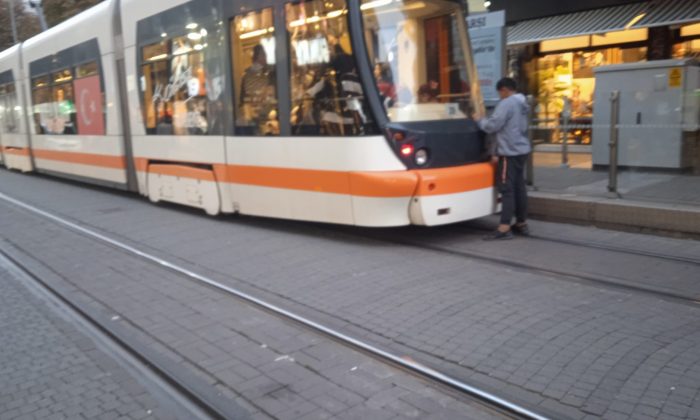 Eskişehir’de bir çocuğun tramvaya tutunma çabası hayret ettirdi