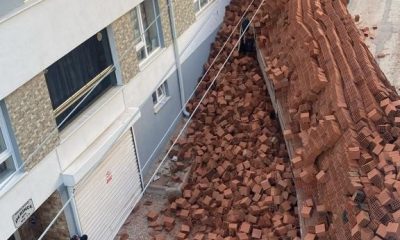 Tırın kasasındaki yüzlerce tuğla yere döküldü (Video Haber)