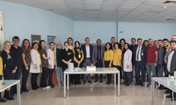 Radyoloji çalışanları ‘Dünya Radyoloji Günü’ için pasta kesti