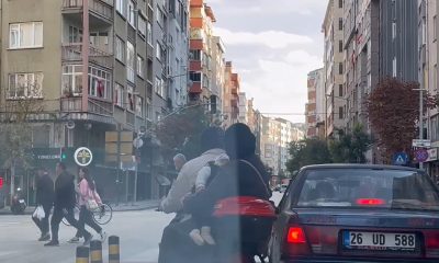 Kasksız kucağında bebekle kırmızı ışığa rağmen elektrikli bisiklet ile yoluna devam ettiler (Video Haber)