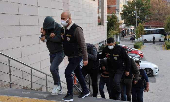 Birçok kişiyi dolandırarak mağduriyet oluşturan 8 şüpheli adliyeye sevk edildi