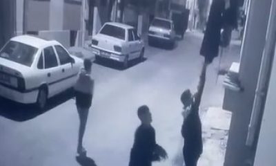 Balkonda asılı çamaşırları çalarak kaçtılar (Video Haber)