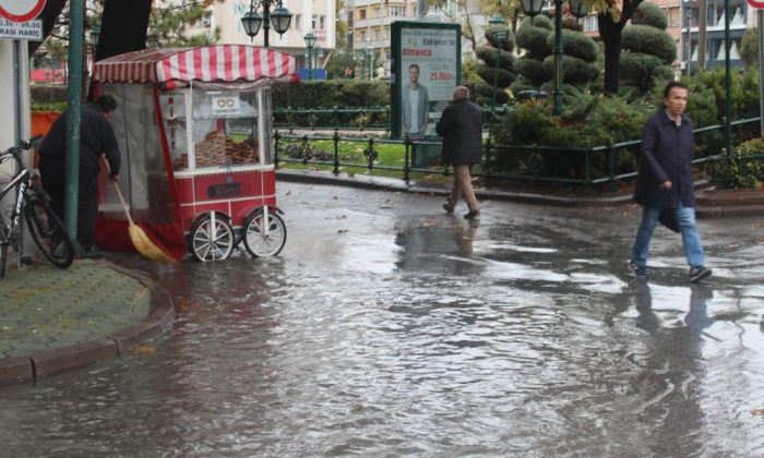Su içinde kalan engelli vatandaşa ait simit arabasını kurtarmak için yardıma koştular