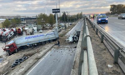 Çukurhisar Köprüden aşağı uçan tırların sürücüleri ağır yaralandı