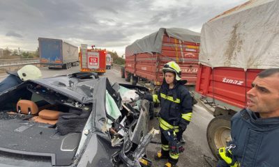 Pancar yüklü römorka çarpan otomobilin sürücüsü yaralandı